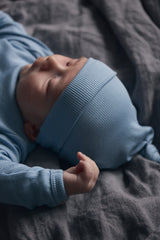 Czapeczka z supełkiem Soft Sky z bawełny organicznej