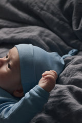 Czapeczka z supełkiem Soft Sky z bawełny organicznej