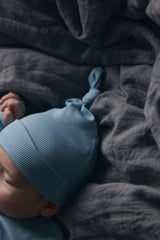 Czapeczka z supełkiem Soft Sky z bawełny organicznej