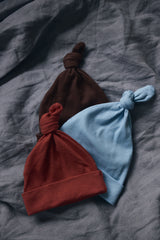 Czapeczka z supełkiem Soft Sky z bawełny organicznej