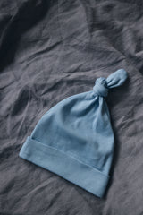 Czapeczka z supełkiem Soft Sky z bawełny organicznej