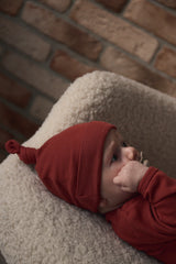 Czapeczka z supełkiem Roasted Tomato z bawełny organicznej