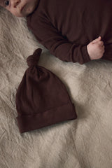 Czapeczka z supełkiem Cocoa Brown z bawełny organicznej